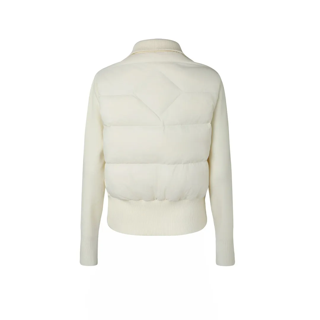P840 Canada Goose Women's Wide Spun Seam Knitted Jacket | Light and elegant, comfortable and effortless] When the delicate softness of merino wool meets the stiffness and flexibility of nylon pongee, this jacket has a unique sense of breathing. The fabric is interwoven with worsted craftsmanship, making it light but structural. Every moment you wear it next to your skin, it feels like a cloud covering your skin, giving you both warmth and elegance.  The details show even more ingenuity. The collar, cuffs and waist are all made of double-layer rib knitting technology, which is elastic and fits the body shape, and naturally stretches with movement, outlining a neat silhouette while also protecting warmth. The ribbed design at the waist is more lazy and delicate, quietly improving the visual proportion.  The custom-made classic logo on the sleeve arm is a footnote of identity written in low-key strokes - unobtrusive, but with its own style.  Whether commuting in the city or roaming on the weekend, this jacket can cope with changing scenes and weather with one piece, making it an indispensable and versatile choice in your wardrobe.   Accessories: One-to-one customized three-label, One-to-one customized ribs, One-to-one customized zippers SIZE: S M L